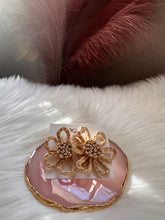 Load image into Gallery viewer, Raffia Flower Earrings

