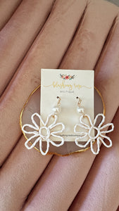 Pearl Flower Earrings (White)